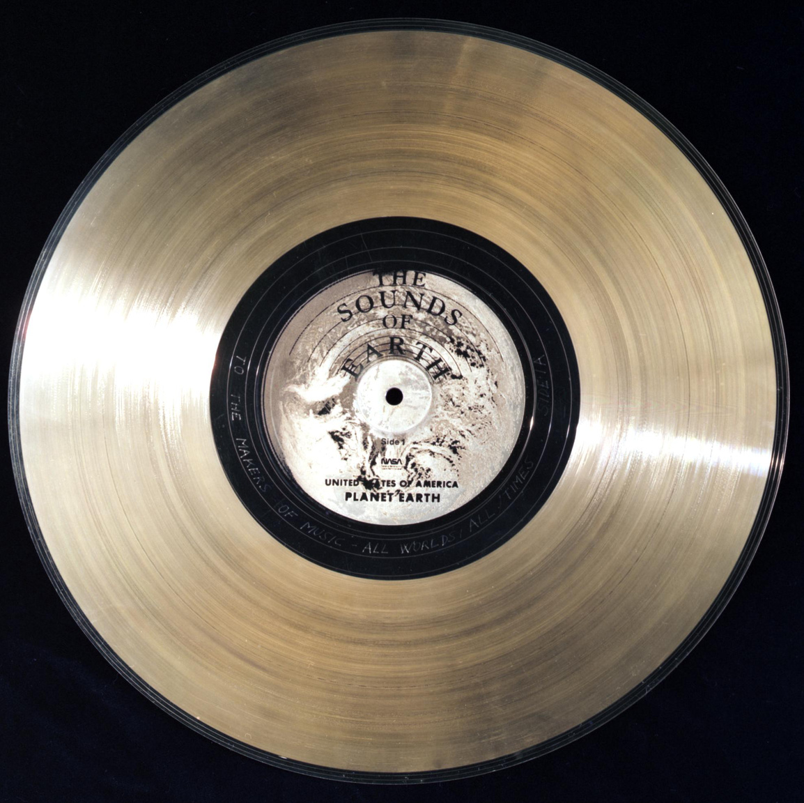 Az "Arany Lemez", képek, hangok, zenék, beszédek gyűjteménye. Mindkét Voyager visz magával egy-egy ilyen lemezt.