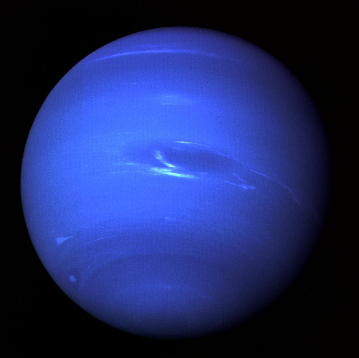 A Neptunusz 7 millió kilométeres távolságból. Középen a Nagy Sötét Folt, a bolygó legnagyobb viharrendszere.