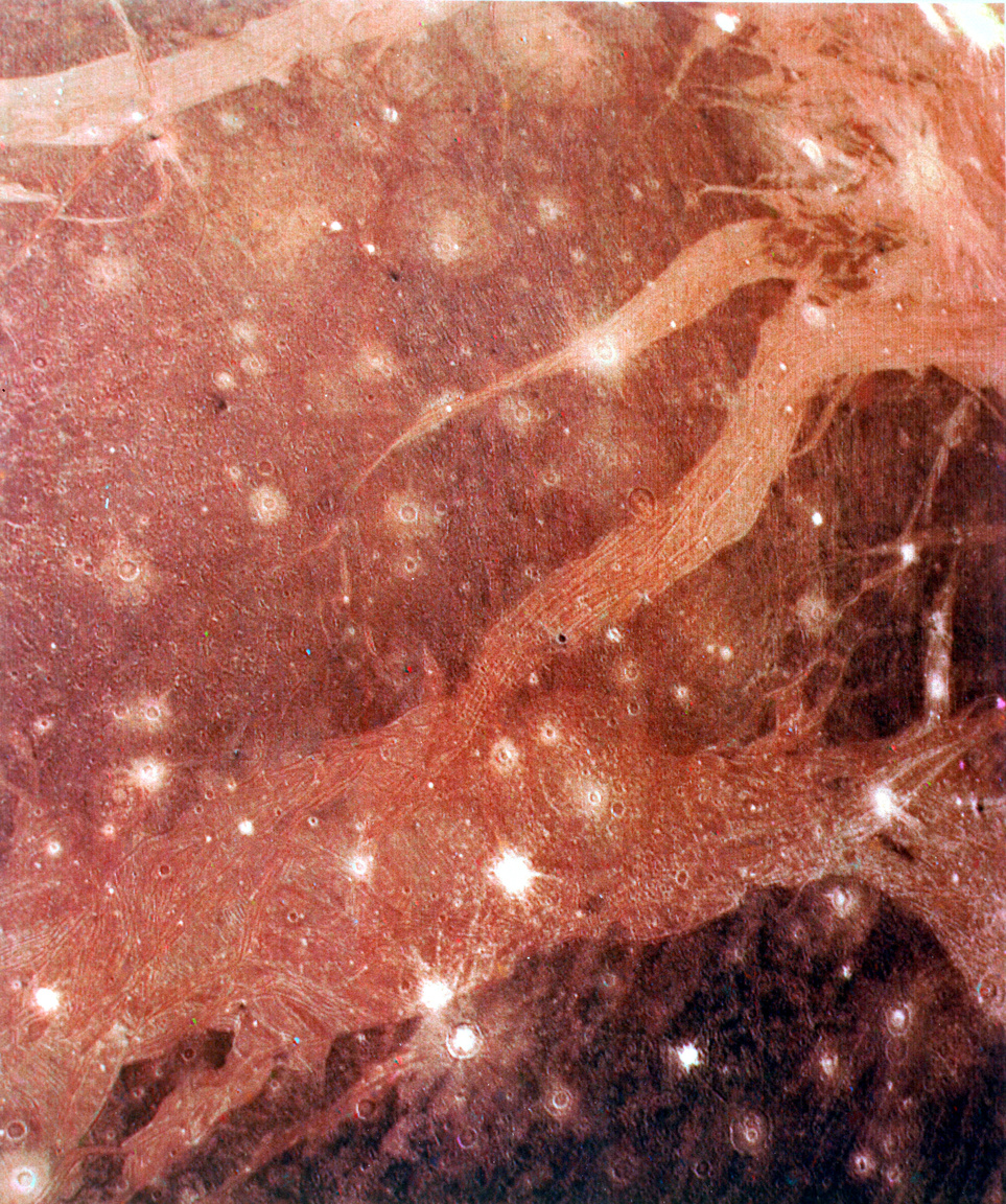 1979. július 11. A Ganümédész felszínéről a Voyager 2 készítette ezt a felvételt. A Jupiter legnagyobb holdja egyben a Naprendszer legnagyobb holdja is, mérete vetekszik egyes bolygókéval, nagyobb a Merkúrnál is.