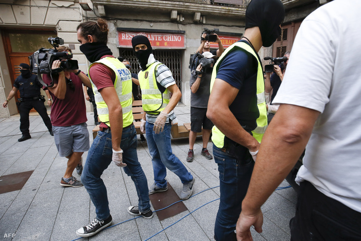 A katalán rendőrség (Mosso d'Esquadra) tagjai Ripoll utcáin a támadásokat követő napon.
                        Az El País című spanyol napilap előzetes nyomozási eredményekre hivatkozva jelentette, hogy egy 12 fős, többnyire 17 és 24 év közötti fiatalokból álló terrorista sejt szervezhette meg a Barcelonában előző nap és Cambrilsban péntek hajnalban elkövetett gázolásos merényleteket. A 12 gyanúsított közül ötöt a cambrilsi támadást részben meghiúsító rendőrség lelőtt, további négyet, köztük három marokkói állampolgárságút pedig őrizetbe vett. A 22 éves Younes Abouyaaqoubet még keresi a rendőrség.