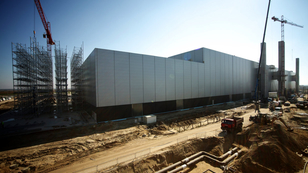 A kecskeméti Mercedes-gyár határidős felépítése
