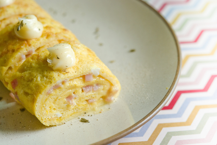 Csavarj rajta egyet: isteni sajtos-sonkás omlett-tekercs