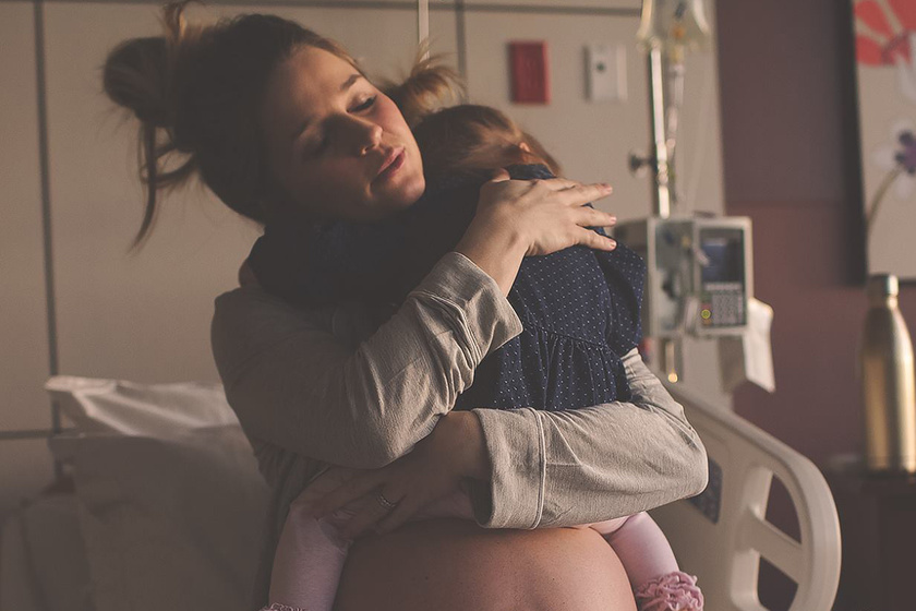 Szívbemarkoló fotó készült a nagytesóról a szülés előtt: már tudta, hogy valami véget ér