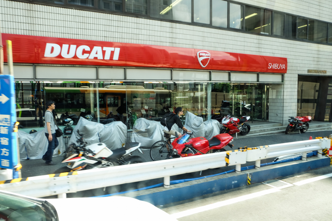 A japánok imádják a Ducatit. Cs. Dani barátom elmélete szerint annyira tökéletes a világuk, hogy hiányzik nekik egy darab tökéletelenség, de a stílust is imádják. A Ducatival meg mindkettőt megkapják. Szerintem meg csak jót akarnak motorozni...