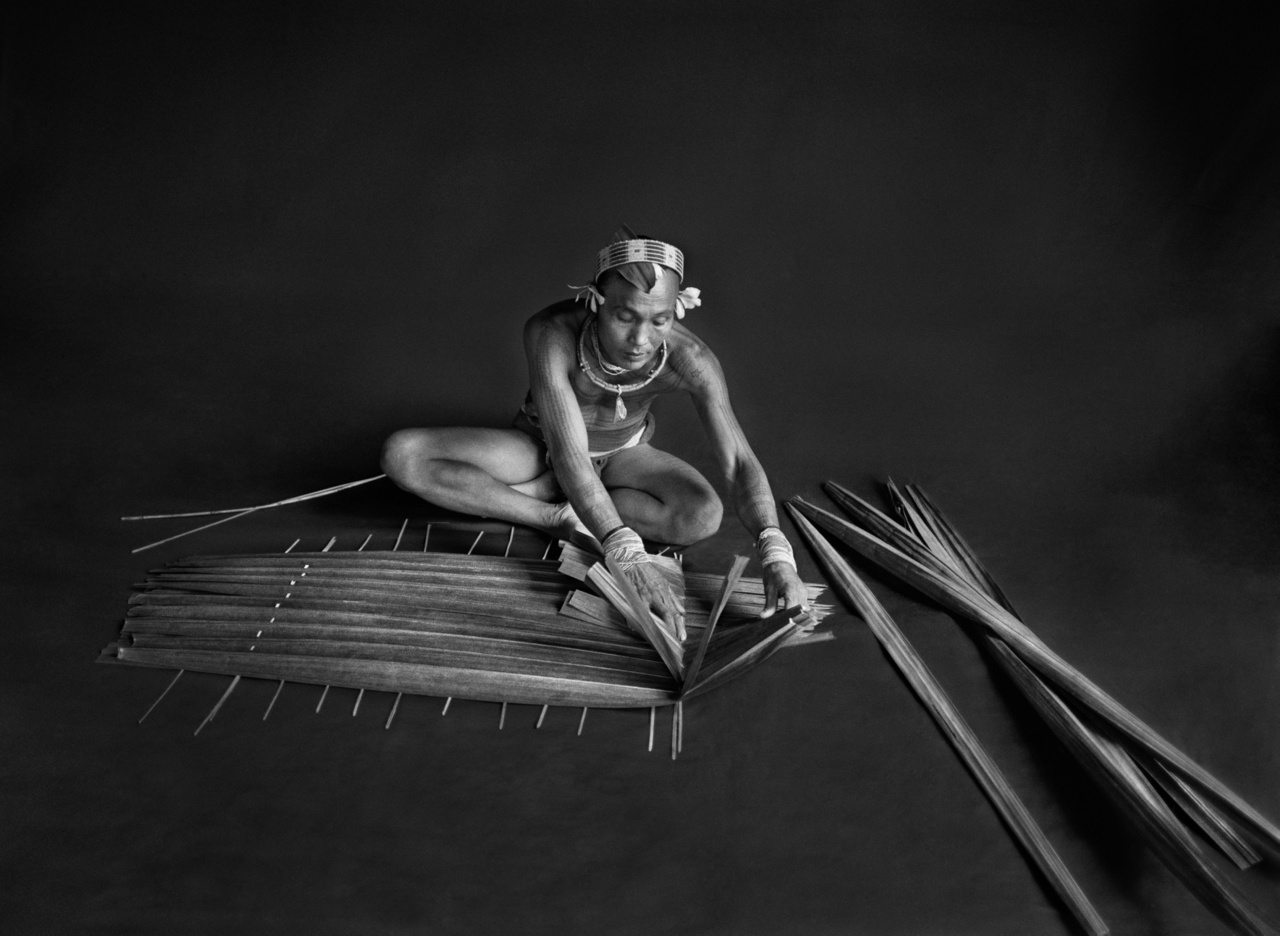Teureum, a mentawai törzs sámánja (sikerei) és főnöke. Ez a sámán a szágó számára készít szűrőt a szágópálma leveleiből. Siberut-sziget, Nyugat-Szumátra, Indonézia, 2008