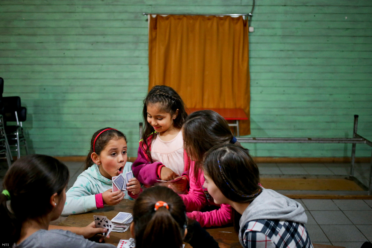 A kormányzati intézkedés azt is kimondja, hogy az iskoláknak el kell ismerniük a transz gyerekek nemét. A chilei katolikus iskolák egyesülete azonnal jelezte: intézményeikben nem fogadják el a direktívát. Ezen a fotón a 8 éves, transznemű Selenna játszik a barátaival az osztálytermükben.