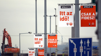 Két évig ingyen reklámozhattak Garancsiék a fővárosi villanyoszlopokon