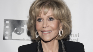 Jane Fonda őrült lazán mutatott be a rá lecsapó paparazzónak
