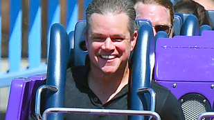 Matt Damon ritkán látott arca, amikor a hullámvasúton vigyorog