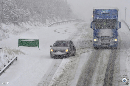A francia autópályákon helyenként csak lépésben lehet haladni a havazás miatt