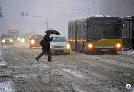 Varsóban is gondot okozott az első hó, nemcsak közúton, hanem a légiközlekedésben is