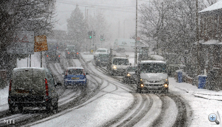 A közlekedést jelentősen lelassította a havazás Angliában. Gatwicket éjszakára lezárták, hogy megtisztíthassák a kifutókat a hótól és az Eurostar vonat sem közlekedett