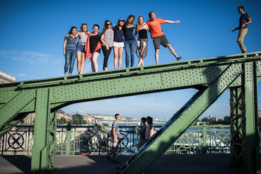 Hétfő estére aztán az I Bike Budapest csoport pikniket hirdetett meg a hídra.
