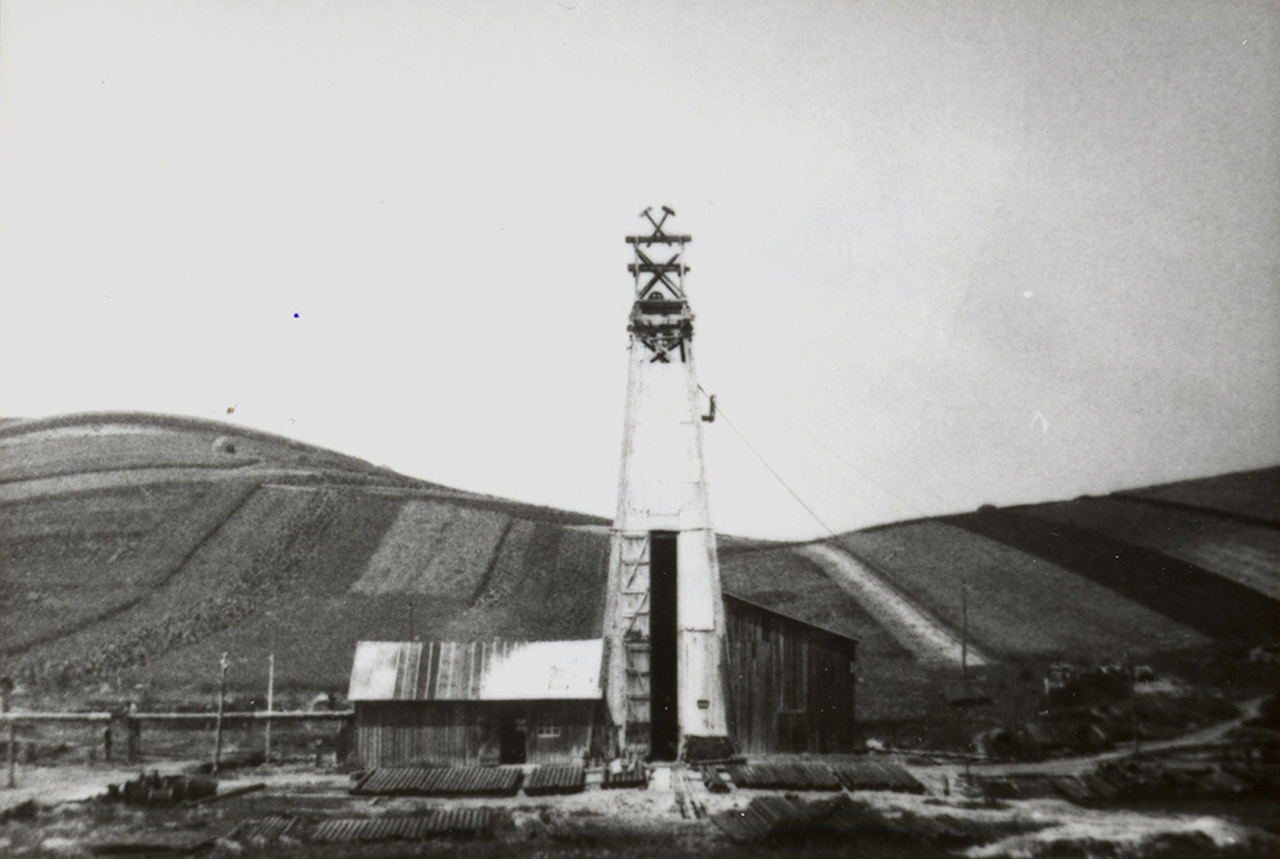 A bükkszéki 1. sz. fúrás tornya, 1937. A bükkszéki olajkutatások sikerrel zárultak: 1937. február 21-én 263 méter mélységben kőolajat találtak, aminek kitermelését néhány hónap múlva megkezdték. Ez az előfordulás azonban kicsinek bizonyult, 10 év alatt letermelték az innen nyerhető mintegy 11 600 tonna olajat. 