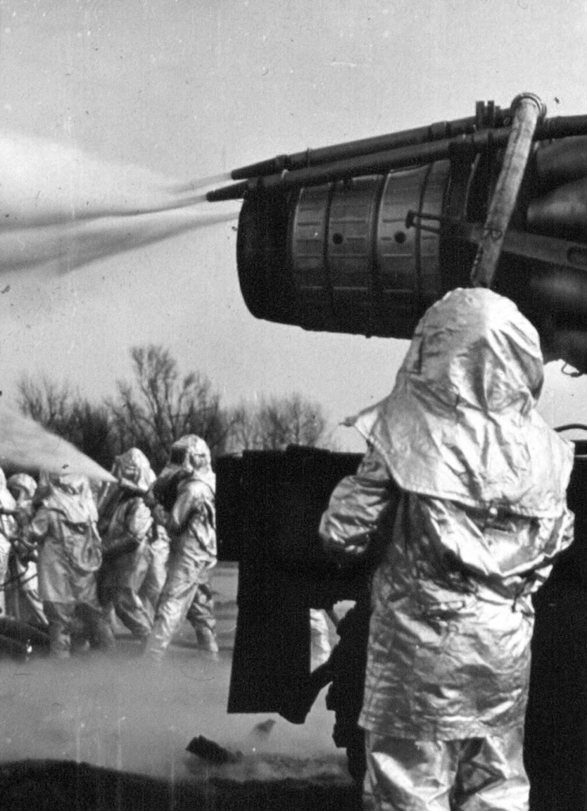 A Zsana É-2 égő gázkút oltásához használt szovjet MIG vadászrepülőgép hajtóműve. 1979. január 24-én hajnali három órakor kitört a Zsana É-2-es jelű kút. A kiáramló földgáz meggyulladt, és a hatalmas gázfáklya huszonhárom napig tombolt. A bömbölő kutat tankra szerelt vízágyúval is lőtték, mire szovjet segítséggel, turbóreaktív oltóberendezés bevetésével – ami egy T-34-es harckocsira szerelt MIG-21-es repülőgép sugárhajtóműve volt – sikerült a tüzet eloltani. A Szevasztopolból érkezett szovjet szakértő, Alexej Kutyepov úgy nyilatkozott, hogy az általa eloltott húsz kitörés közül ez volt a legmakacsabb. A jelentős költségek keletkezése mellett személyi sérülés nem történt.