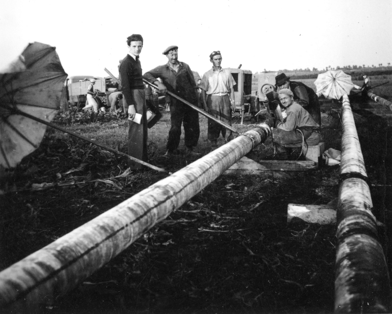 A zalai 8 colos kőolajvezeték építése: csőhegesztés.  A magyar gyártmányú acélcsőből készült „zalai 8 colos” vezeték az 1941-es átadását követő években 5 európai rekordot mondhatott magáénak. A leghosszabb szénhidrogén-vezeték volt (250 kilométer), saját szellemi forrásból katódvédelemmel látták el, Európában elsőként oldották meg a kőolaj és földgáz szakaszos célba juttatását az ún. „dugós szállítással”, teljes hosszában biztosított volt a belső tisztítás (görényezés), és légkábeles hírközléssel is rendelkezett. 