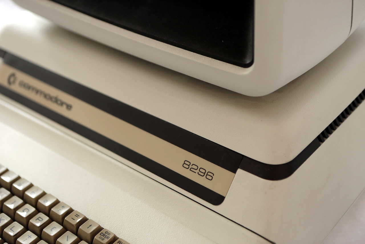 Igencsak figyelemreméltó a 32 kb-os Commodore CBM 8296 formaterve, az úgynevezett "Porsche-dizájn", 1983-ból.