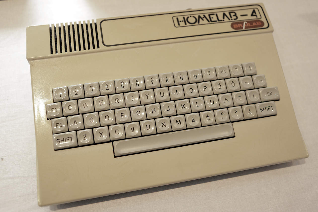 Homelab-4 Brailab 64 kb-os személyi számítógép. Gyárotta a dombóvári Color Ipari Szövetkezet 1984-ben. 