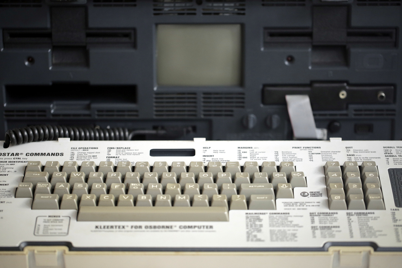 Osbrone-1 személyi számítógép 1981-ből. 64 kbyte RAM, két 5 1/4 incses floppyolvasó, 5 collos monokróm kijelző.