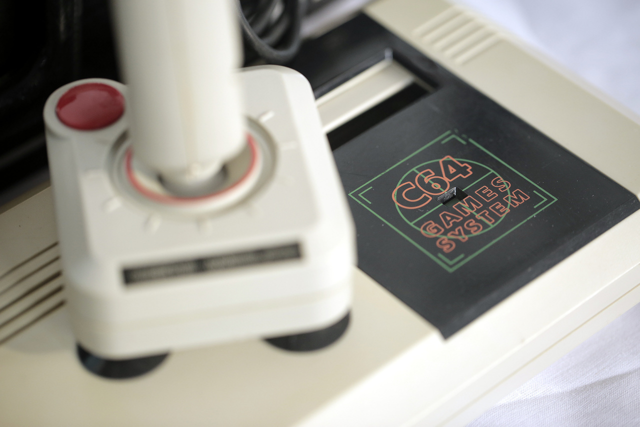 1990-ben kezdték gyártani a Commodore C64 Games System-et, amivel a videojáték konzolok piacára szeretett volna betörni a cég.