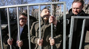 Jól jönne Orbánnak egy utcai zavargás?