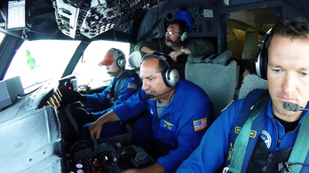 Ha nehéznek érzi a munkáját, nézze meg, ahogy a NOAA pilótái berepülnek egy hurrikánba