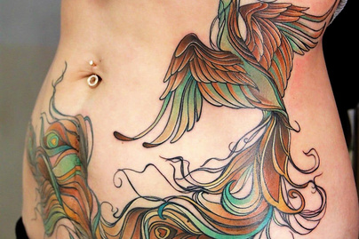 Gyönyörű tetoválásokkal fedték le a hatalmas műtéti hegeket: virágoskertek nyílnak a testükön