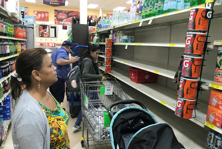 Miami egyik bevásárlóközpontjában már üresek polcok. Az emberek készülnek a viharra, élelmiszert vizet tartalékolnak.