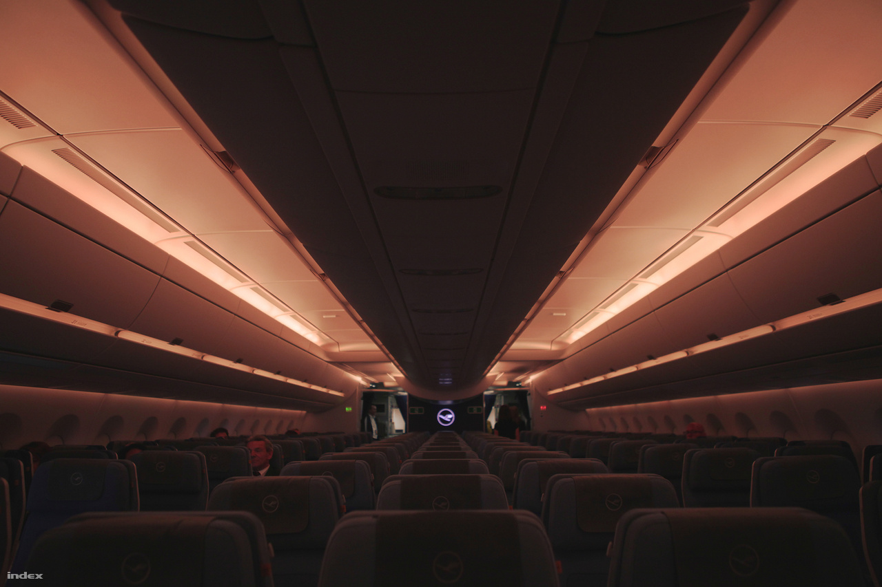 A repülőgép éjszakai, alváshoz igazodó fényei.