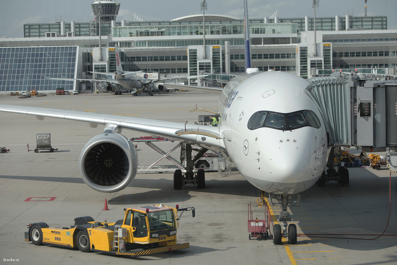 A Lufthansa jelenleg meglévő öt Airbus A350-900 utasszállító repülőgépe közül az egyik a müncheni repülőtéren.