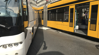 Busz ütközött villamossal az Oktogonnál