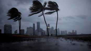 Közel 200 kilométer per órás széllel érkezett meg Irma Floridába