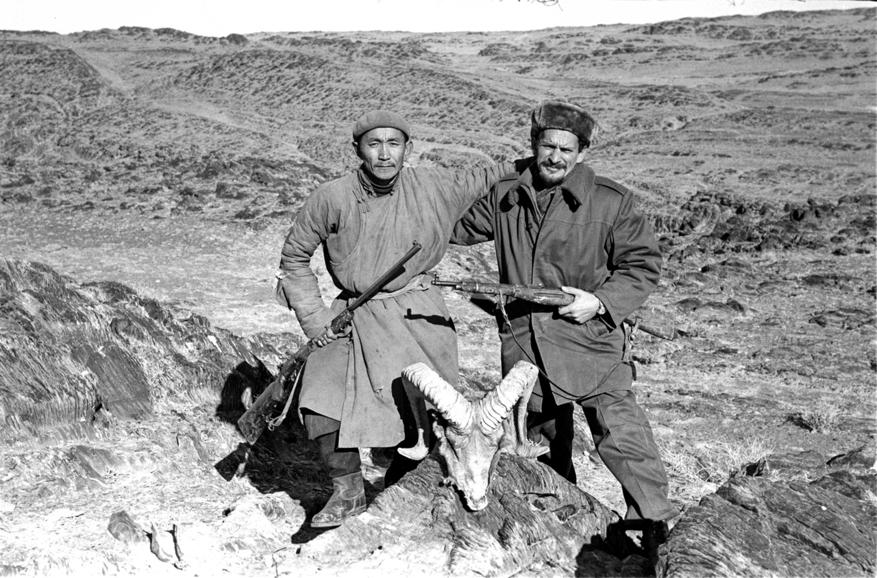 Bagi Róbert (itt a kép jobb oldalán, egy zergefej mögött) a Magyar - Mongol Vízkutató Expedíció tagjaként ment 1969-ben kétéves kiküldetésre a Góbi sivatagba. Bár Magyarországon időnként olyan rémhírek szállingóztak, hogy arrafelé néha csak úgy elássák az embert a sivatagban, ő nem csak egészségesen tért haza, de igen élvezte is a kint létet: ha nem kellett volna külön lennie a feleségétől, maradt volna tovább is szívesen. A tavaly elhunyt mérnök mongóliai fotóiból hat tekercs fekete-fehér negatív és öt tekercs színes dia maradt meg a képek pontos leírásával, ezekből válogattunk.