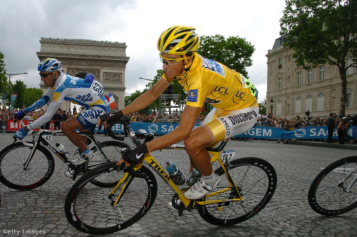 2007. július 29.
                        Az összetettben élen állók sárga mezét viselő spanyol Alberto CONTADOR, a Discovery Channel csapatának versenyzője hajt a párizsi Champs-Élysées sugárúton a Tour de France francia kerékpáros körverseny 20., Marcoussis-Párizs közötti, utolsó szakaszának végén.