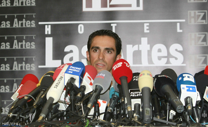 2012. február 7. Alberto Contador a Saxo Bank spanyol kerékpárversenyzõje sajtótájékoztatót tart a spanyolországi Pintóban miután 2012. február 6-án a nemzetközi Sportdöntõbíróság (CAS) doppingvétség miatt 2 évre eltiltotta a 29 éves sportolót a versenyzéstõl. Contador a 2010-es Tour de France-on pozitív mintát adott amelyben klenbuterol nyomait mutatták ki. Concadort hazája szövetsége ártatlannak találta és felmentette így azóta annak ellenére versenyezhetett hogy a nemzetközi szövetség és a Nemzetközi Doppingellenes Ügynökség is 