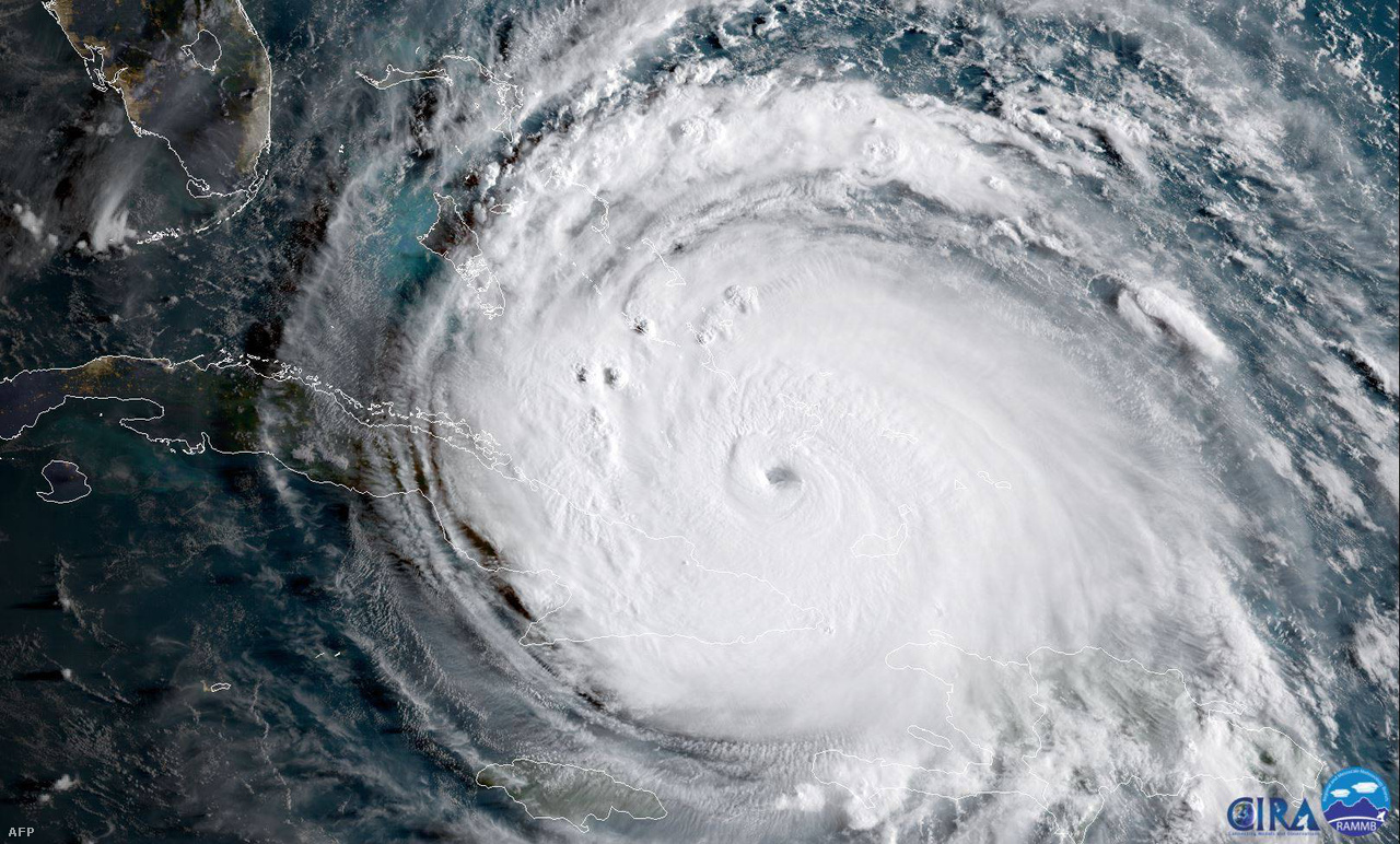 Az Atlanti-óceán hurrikánjai közül is kiemelkedő Irma 37 órán keresztül tartotta a 297 km/h-s csúcssebességét, a mérések kezdete óta még egyetlen hurrikán sem bírta ilyen sokáig ilyen erővel. Irma több mint három napig tombolt 5-ös kategóriájú hurrikánként, ami szintén új rekordot jelentett. Harvey a járulékos hatásaiban emelkedett ki: olyan özönvizet, több mint 1318 mm csapadékot zúdított Houstonra néhány nap alatt, ami miatt az évezred esőjének nevezték.