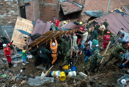 A természeti katasztrófa következtében több mint 50 ház összedőlt.
