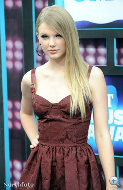 Taylor Swift szögegyenes hajjal.