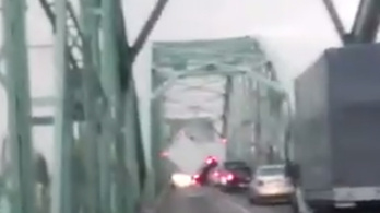 Felborított a szél egy teherautót a komáromi hídon