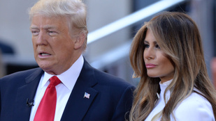Donald Trump még mindig nem tudja, hogy illik hozzáérni a feleségéhez