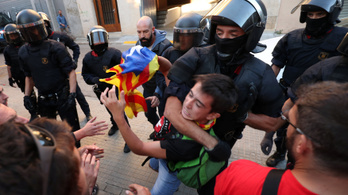 A katalán kormány minisztériumaiban razziázott a spanyol rendőrség