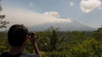 Ezreket evakuáltak Baliban egy kitörni készülő vulkán miatt