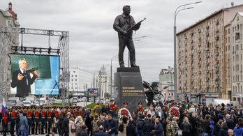 A Kalasnyikov feltalálójának szobrára véletlenül egy német puska került Oroszországban