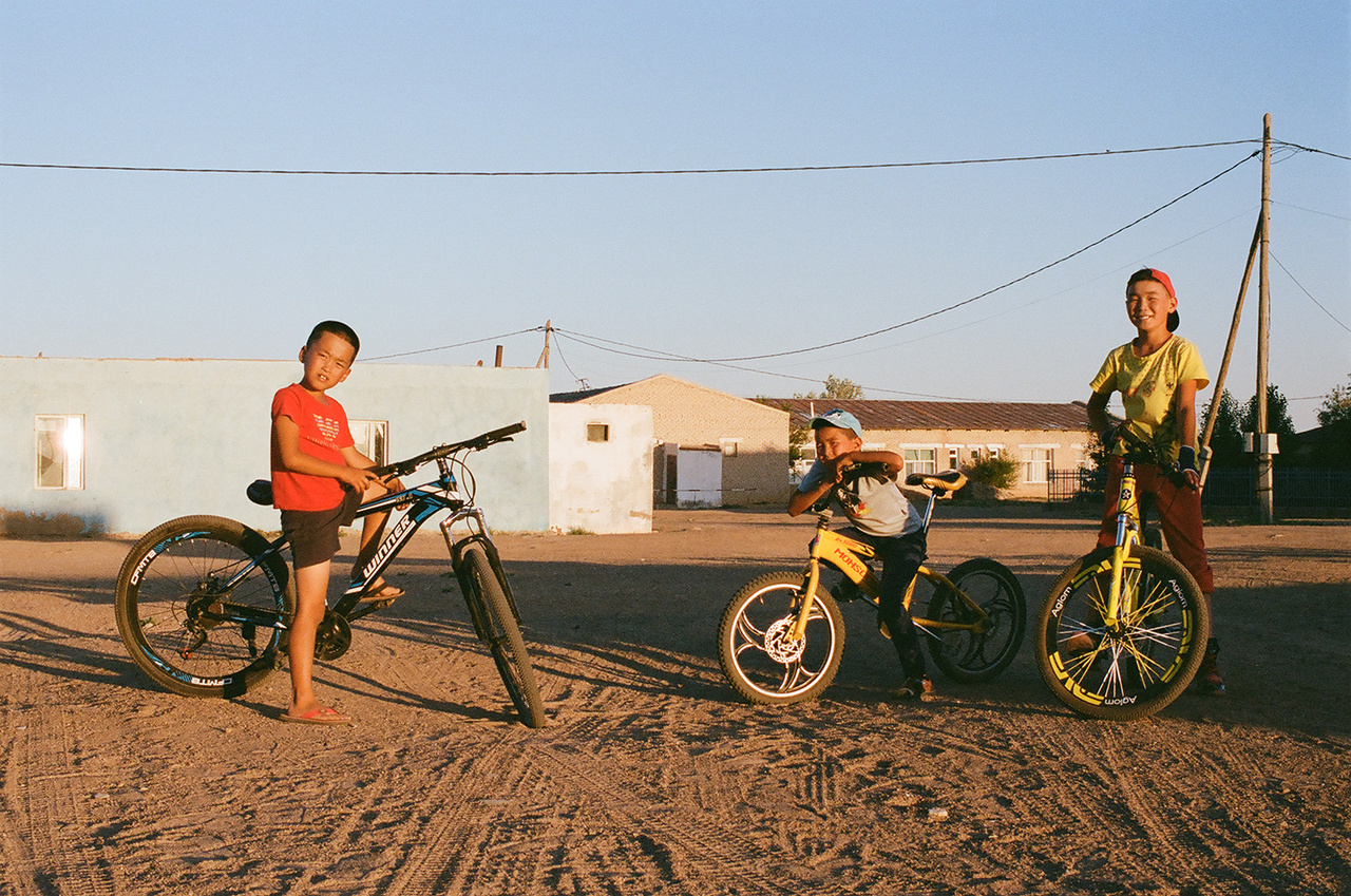 Bicikliző mongol gyerekek.