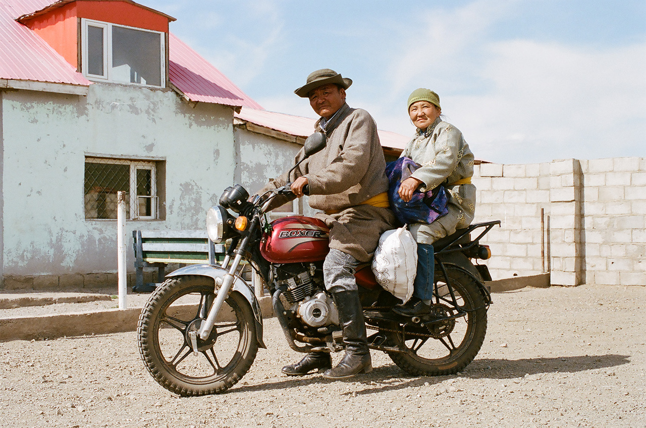Rengeteg a kínai motor Mongóliában. Praktikus közlekedési eszköz, ráadásul az állatokat is tudják vele terelni.
                        