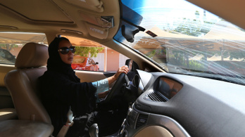Szaúd-Arábia engedélyezi a nőknek, hogy autót vezessenek