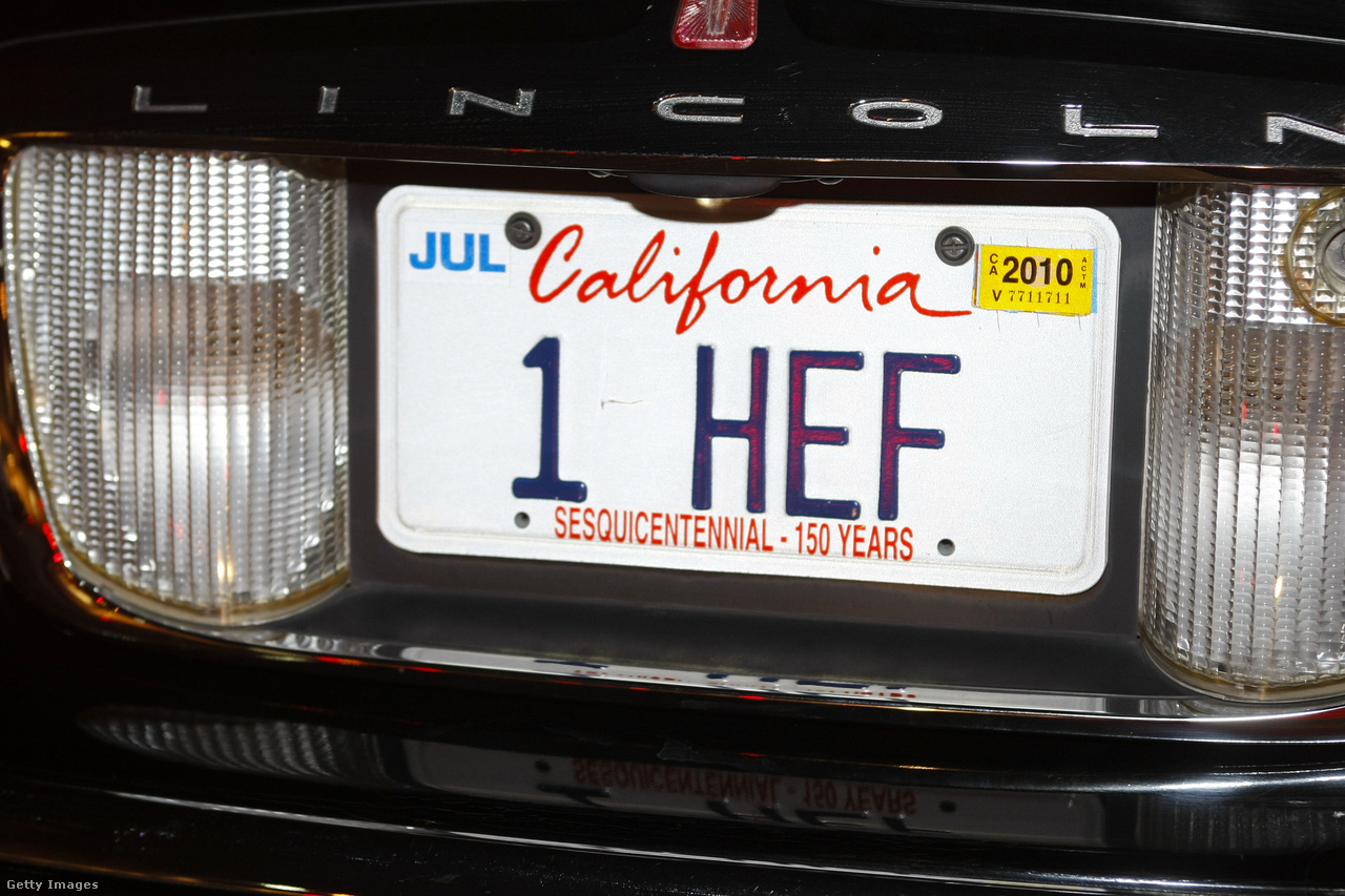 Hefner és az ő batmobilja, az 1 HEF rendszámú Lincoln. A gép ezúttal épp Beverly Hillsben parkol, Hefner könyvének bemutatóján, 2009. december 10-én