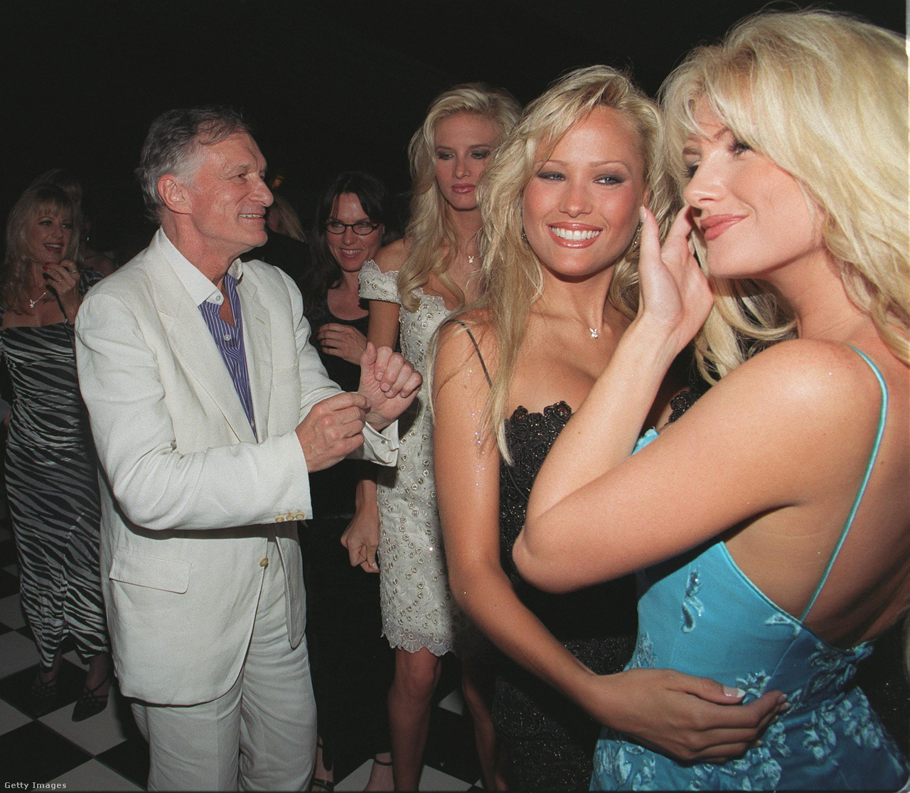Hatalmas mosolyok veszik körbe az 1999-es Playboy Expón táncoló Hefnert, a Playmate-ek találkozóján.