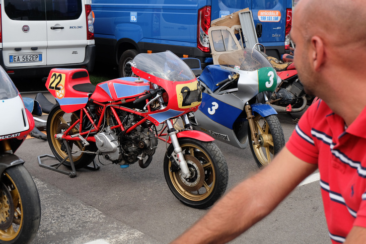Ennél nagyobb Ducati-tudornak kellene lennem... Ez szerintem egy korai 750 F1, mert még nem alulengőkaros hátul, Tehát a nyolcvanas évek közepe