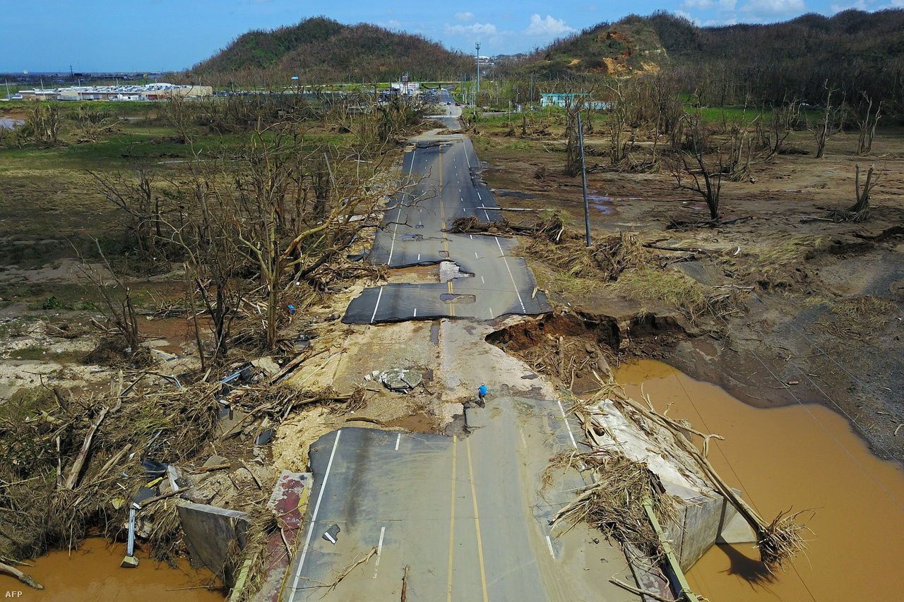 Maria pusztítása nyomán továbbra is humanitárius válsághelyzet van Puerto Ricón, ahol legalább 34-en meghaltak a 4-es kategóriájúként lecsapó hurrikán miatt. Az elmúlt 90 évben Maria volt a legerősebb hurrikán, ami átvonult az amerikai szigeten. Sokan elveszítették az otthonukat, utak semmisültek meg, és a helyi hatóságok szerint akár több mint egy hónapba is telhet, míg teljesen helyre tudják állítani az áramellátást.